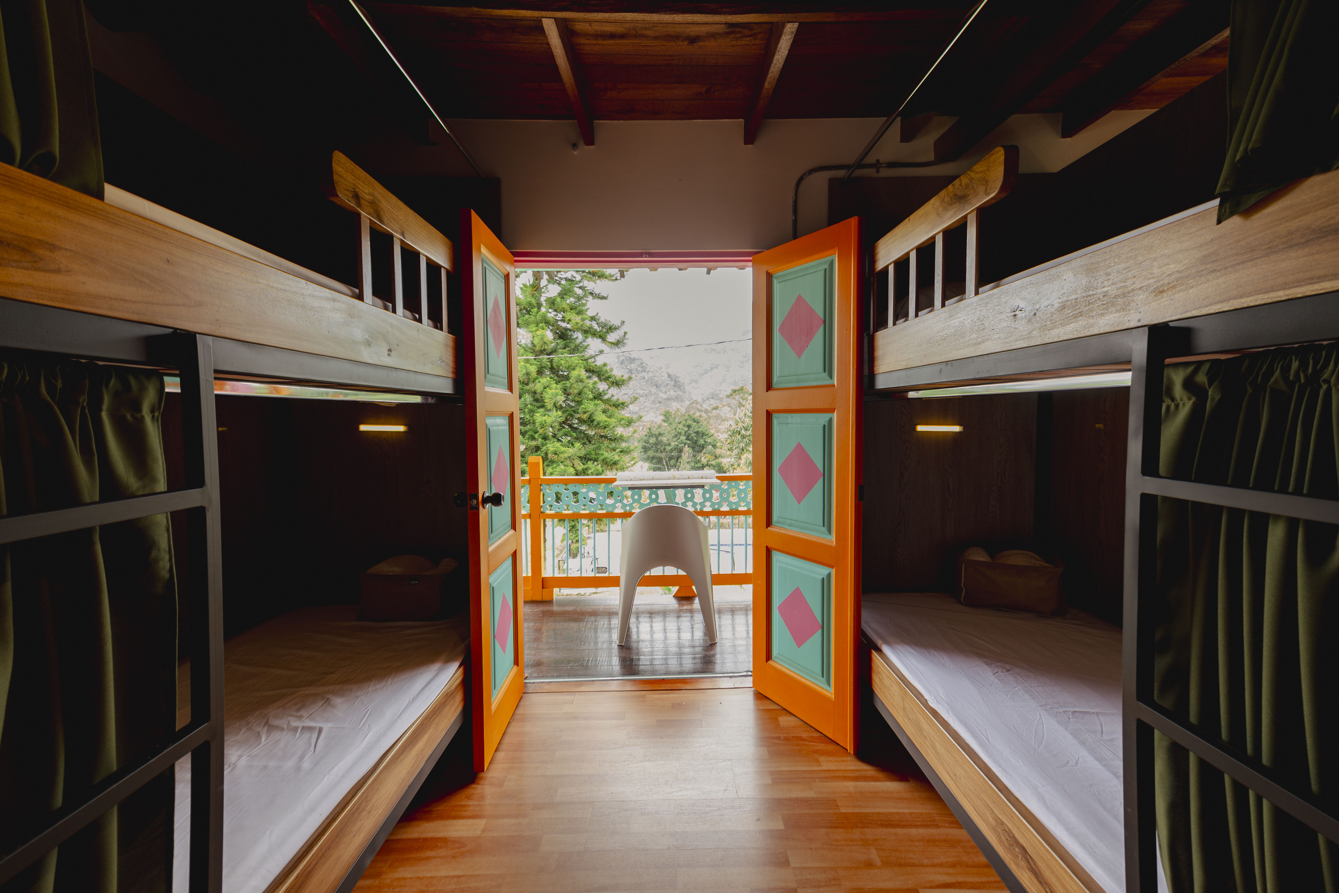 Isla de Pascua — Dorm with mountain view
